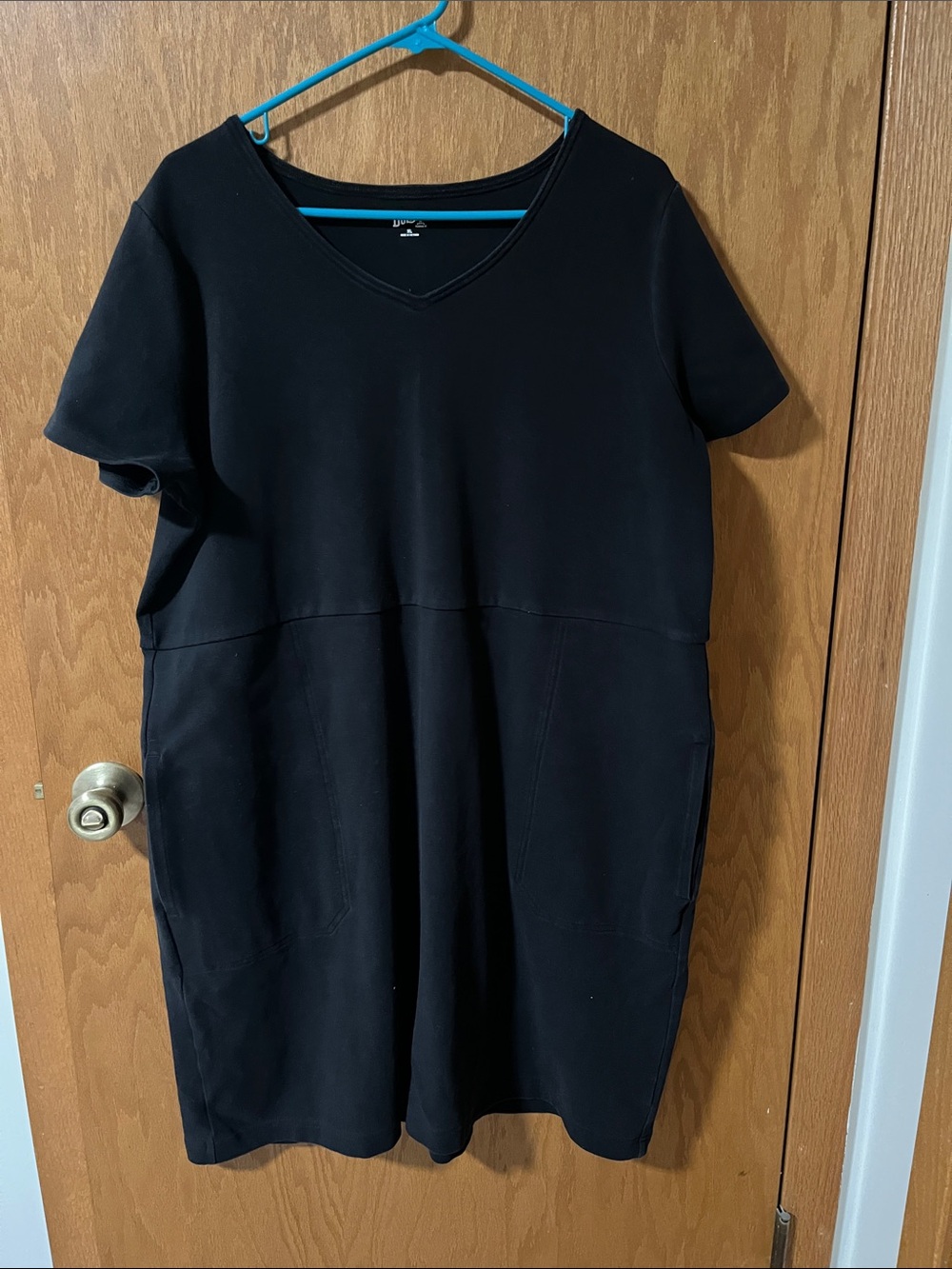 Duluth Trading Co Black V‑Neck Short Sleeve Sweater Dress